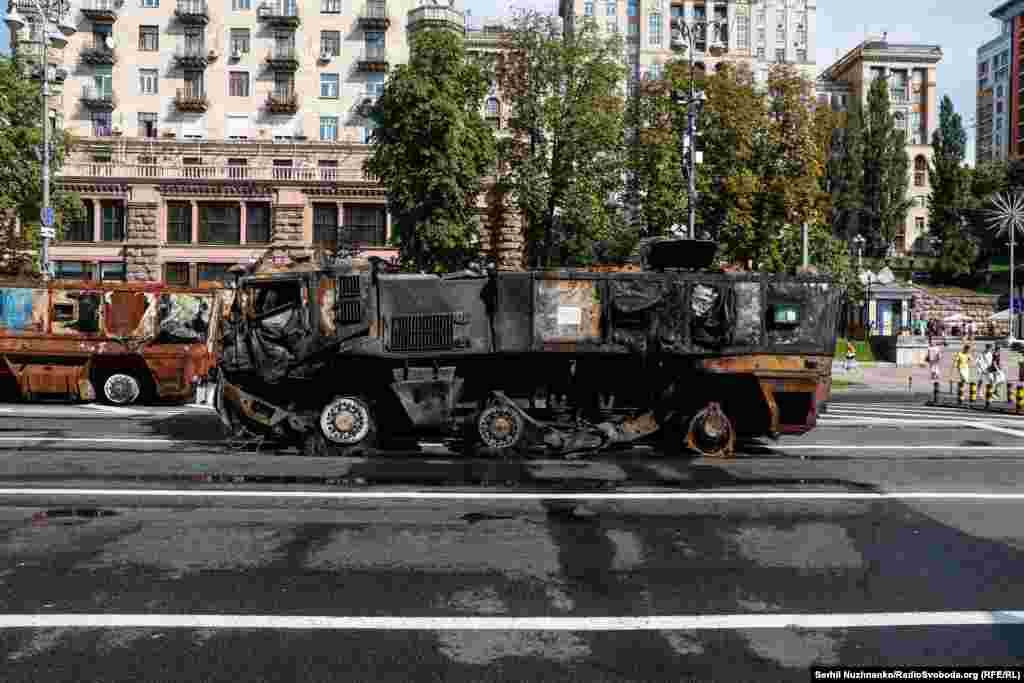 Знищена російська техніка замість святкового параду у центрі Києва, за задумом організаторів, символізує невідворотність перемоги України. Хрещатик, 21 серпня 2023 року