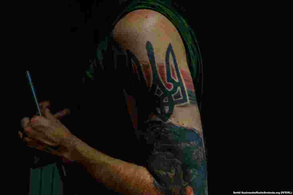 Татуювання Тризуба на плечі військового, який відвідав відкриття виставки «Знак на щиті»