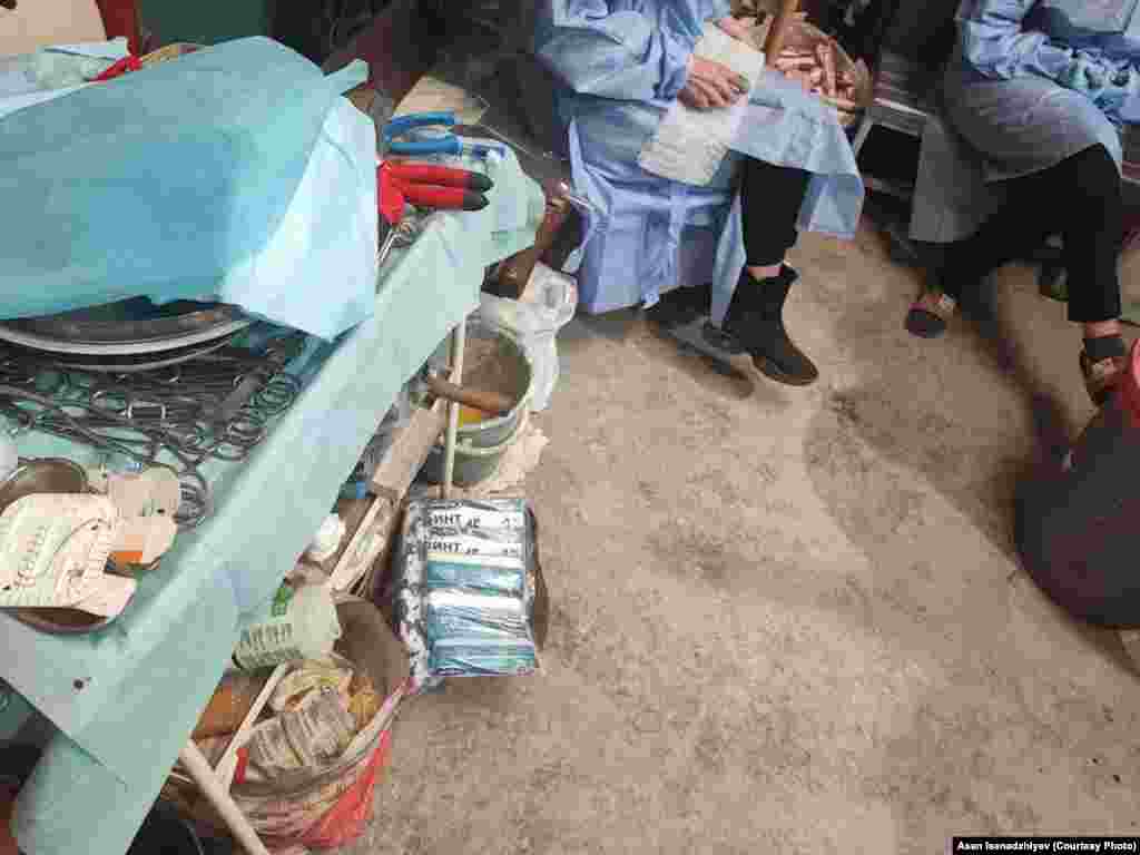 Операційна на «Азовсталі». Сюди потрапляло все, що було максимально стерильним: наприклад, бинти, які ще не були використані. Інструменти стерилізували антисептиками або полум’ям, і зайвий раз  в операційну не заходили, «щоб не підіймати пил». Медикаменти та нові перев’язувальні матеріали військові періодично здобували під час вилазок у місто – забирали аптечки з покинутих автомобілів чи розбитих бойових машин російських військ