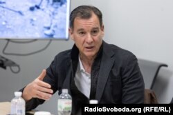 Том Своззі, член Палати представників Конгресу США від Демократичної партії під час візиту до Києва. 6 квітня 2024 року