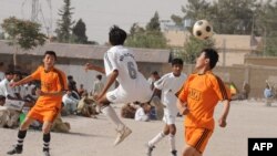 په کوټه کې ځوانان د فوټبال سیالۍ پر مهال - پخوانی انځور.