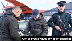 Ministri i Brendshëm, Xhelal Sveçla, dhe drejtori i Përgjithshëm i Policisë së Kosovës, Gazmend Hoxha, duke inspektuar armët e reja të blera për zyrtarët policorë.