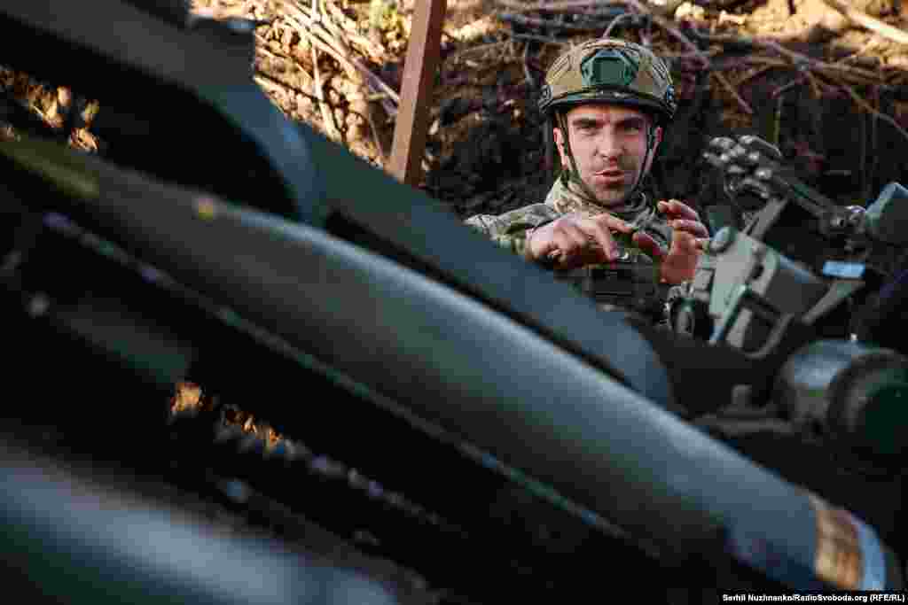 Зʼявилась хвилинка відпочинку. Дехто палить, п'є каву, чи розповідає журналістам військові байки