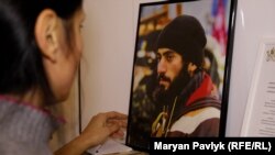 Юлія Романюк біля фотографії вірменина Сергія Нігояна