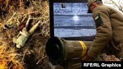 Колаж. Боєць роти керованих протитанкових ракет 65-ї ОМБр ЗСУ з американською ракетою TOW і російській військовий у траві