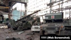 Евакуаційний медичний автомобіль в Маріуполі біля заводу Ілліча, квітень 2022 року