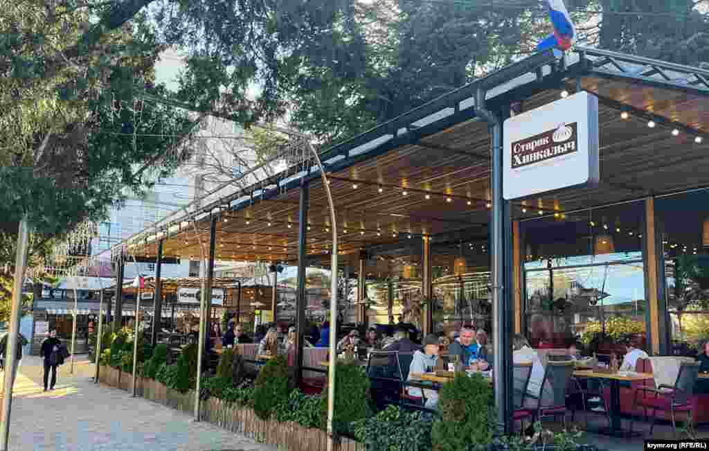 Над наиболее посещаемым в эти дни «пищеблоком» у моря давно повесили российский триколор