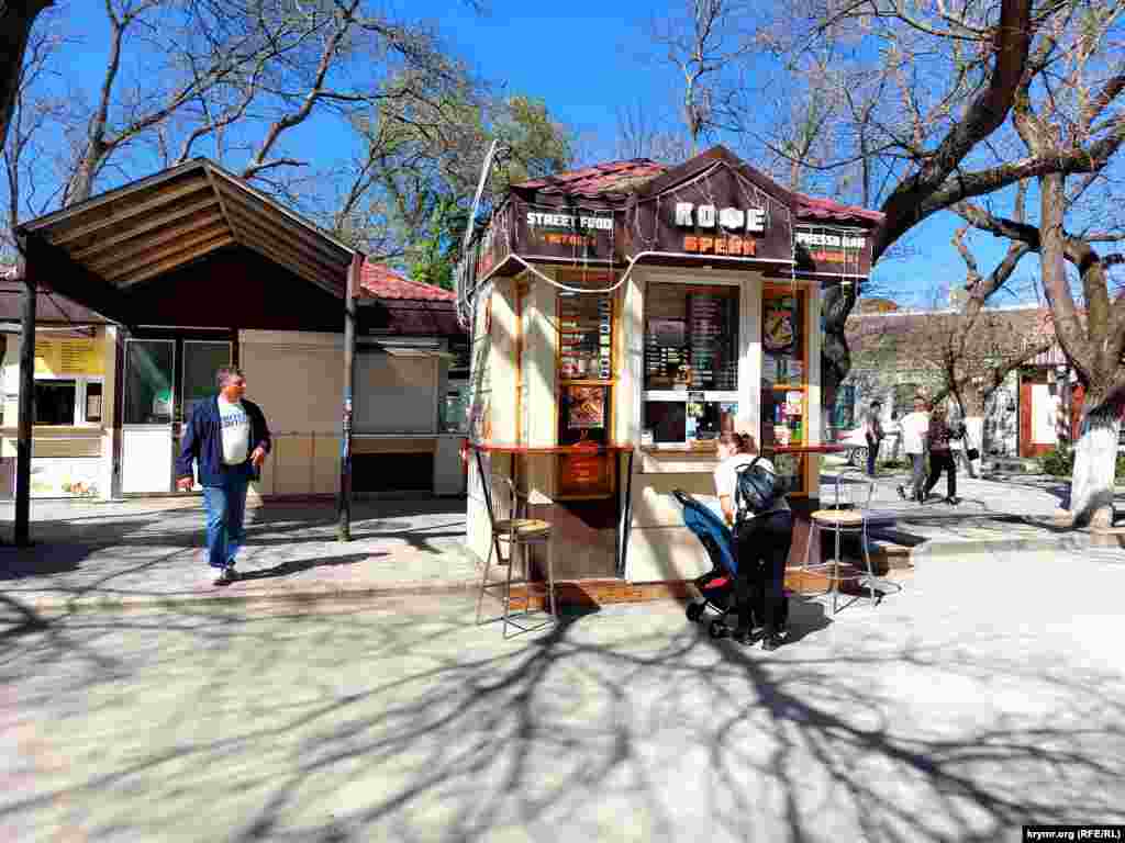 Желающих выпить кофе на свежем воздухе также не наблюдается. Площадки возле многочисленных палаток с кофе по-прежнему пустуют