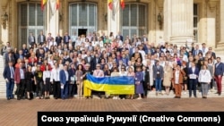 12–14 квітня 2024 року в Бухаресті відбувся саміт Світового конгресу українців (СКУ). На світлині з сайту Союзу українців Румунії – учасники зустрічі перед будівлею парламенту