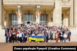 12–14 квітня 2024 року в Бухаресті відбувся саміт Світового конгресу українців (СКУ). На світлині з сайту Союзу українців Румунії – учасники зустрічі перед будівлею парламенту
