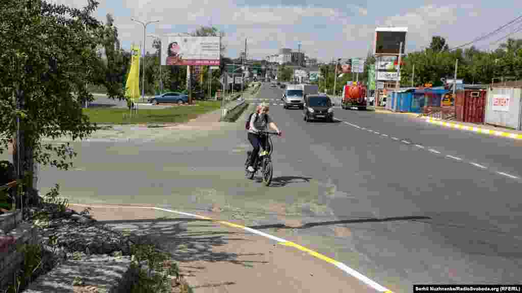 Люди йдуть із Бучі, тоді окупованої російськими військовими, фото від 11 березня 2022 року. Праворуч – фото, зроблене у травні 2023 року