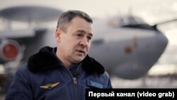 Вячеслав Левченко біля літака А-50. Фрагмент телепрограми Першого каналу (Росія)