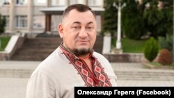 У поданих деклараціях за 2021 та 2022 роки Герега зазначив, що і він, і його дружина Галина Герега мають посвідку на довгострокове проживання в Іспанії