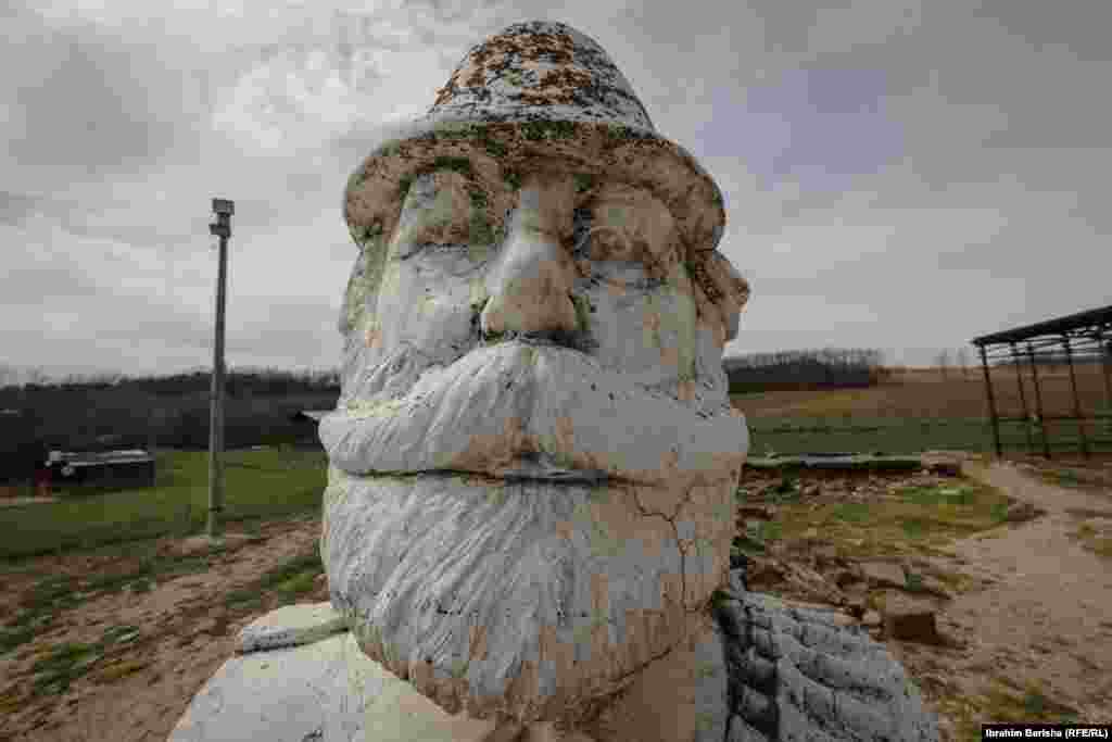 Jedna od skulptura postavljenih prije mnogo godina je ona bivšeg vođe Oslobodilačke vojske Kosova, Adema Jašarija, u Prekazu kod Srbice.