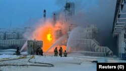 Пожежники гасять пожежу на терміналі «Новатек» в порту Усть-Луга, Росія, 21 січня 2024 року (ілюстративне фото)