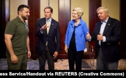 ზელენსკი 23 აგვისტოს კიევში ხვდება ამერიკელ სენატორებს - რიჩარდ ბლუმენტალს, ელიზაბეთ უორენსა და ლინდსი გრემს.