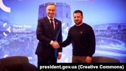 Президент України Володимир Зеленський і Президент Польщі Анджей Дуда (ліворуч). Вільнюс, Литва. 11 квітня 2024 року