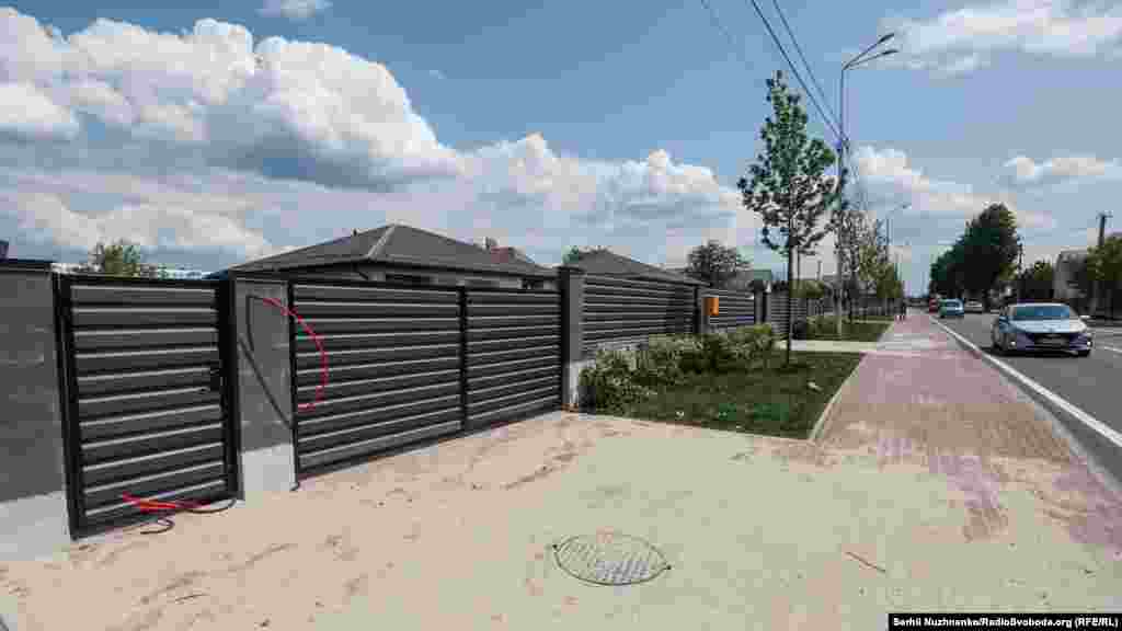 За рік Вокзальну не впізнати – американська некомерційна організація Global Empowerment Mission (GEM) спільно з партнерами та владою відремонтували 110 будинків, у близько 20 з них провели більш значні ремонтні роботи, практично всюди відновили вікна й дахи. Але найголовніше, що 12 повністю зруйнованих будинків були відбудовані з нуля