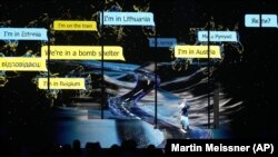 Українська співачка Alyosha під час виступу в ролі гості на «Євробаченні-2023», яка в дуеті зі шведською актрисою Ребеккою Фергюсон виконали пісню британського гурту Duran Duran під назвою Ordinary World, присвятивши її українським біженцям. Ліверпуль, 9 травня 2023 року