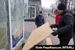 В лабораторії закривають вибиті вікна