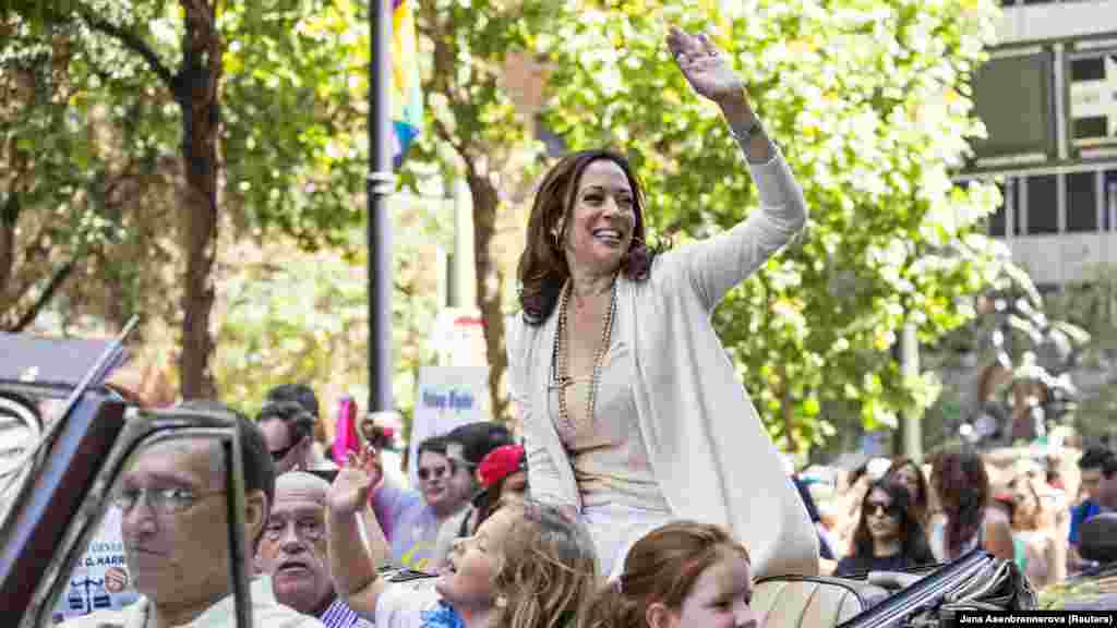 30 июня 2013 года. Камала Харрис приветствует участников прайда в Сан-Франциско. Харрис известна в качестве активной защитницы прав ЛГБТ-сообщества. Она активно боролась против принятия поправок к законодательству, ставящих вне закона однополые браки.   