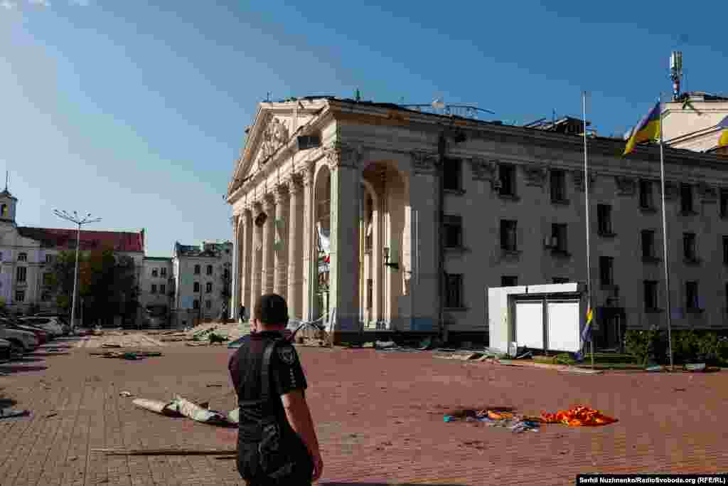 Кількість загиблих у Чернігові зросла до 7 людей, повідомили в МВС. Виявили тіло ще однієї жінки. Число постраждалих зросло до 129 людей