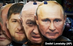 Маски із зображенням президента Росії Володимира Путіна, тодішнього очільника ПВК «Вагнер» Євгена Пригожина (вже покійний) і голови Чечні Рамзана Кадирова (справа наліво) у сувенірній крамниці. Петербург, Росія, 4 червня 2023 року