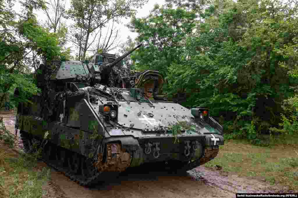 Український військовий 47-ї окремої механізованої бригади «Магура» за кермом бойової машини піхоти M2 Bradley на позиціях. Запорізький напрямок