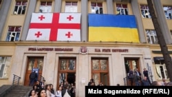 ილიას სახელმწიფო უნივერსიტეტის ერთ-ერთი კორპუსი საქართველოს და უკრაინის დროშებით ფასადზე