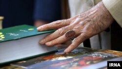 تصویری از حضور علی خامنهای در نمایشگاه کتاب تهران؛ رهبر جمهوری اسلامی بارها با تاکید بر «تهاجم فرهنگی» خواستار سانسور آثار هنری و فرهنگی شده است