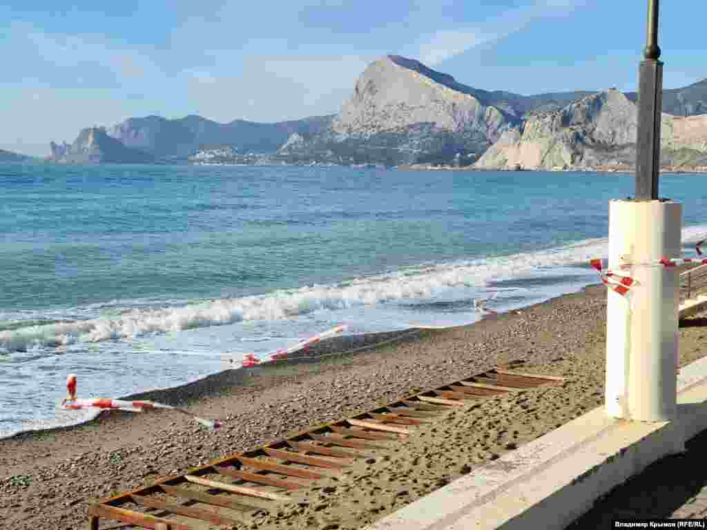 Ноябрьский «шторм века» был такой силы, что снес целые пролеты ограждения набережной