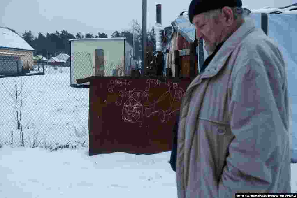 «Ми запрошували в село благодійні фонди, які відновлюють Ірпінь, Бучу. Вони говорять, що в них проєкт тільки на Ірпінь і Бучу», – каже місцевий житель