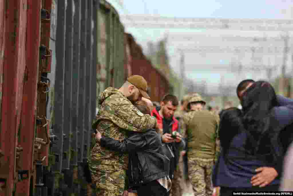 Залізничний вокзал у Краматорську – місце зустрічі військових та їх рідних. Солдати знаходять кілька днів, а то й годин, щоб побачитися з сім'ями або друзями. Тут близькі люди розділяють і моменти радості зустрічі, і смуток прощання