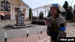 Український вояк в Суджі Курської області Росії, де ЗСУ здійснили входження, що почалося у серпні 2024 року