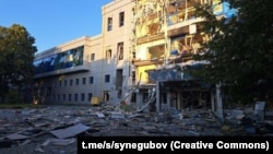 Раніше повідомлялось про пʼятьох постраждалих. На фото - наслідки попередніх російських атак Харкова