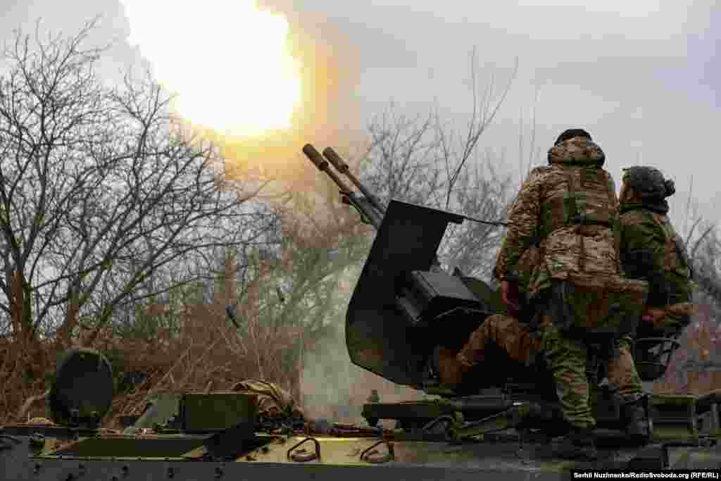 За мить «мотолига» виїздить з укриття і розрахунок відкриває вогонь із «ЗУшки», «Орлан», здається, починає клювати носом, але продовжує рух і віддаляється, виходячи з-під вогню військових