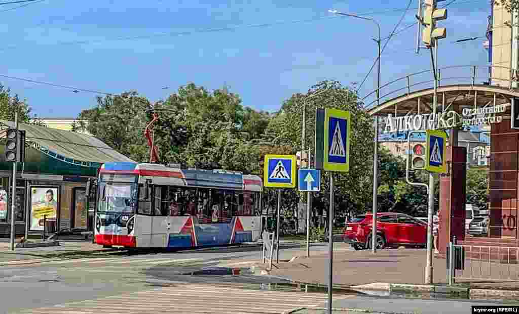 Трамвай №3 по маршруту «Железнодорожный вокзал – отель «Украина» по-прежнему ходит с «победной» литерой, Евпатория, август 2024 г.