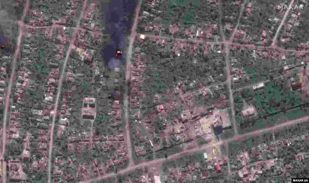 Палаючі будинки та зруйновані будівлі, супутниковий знімок від 15 травня 2023 року. «Оборона Бахмута триває, і останні кілька днів показали, що Україна може рухатися вперед і протидіяти там російським військам, – заявив 15 травня генерал-полковник Олександр Сирський. – Просування наших військ на Бахмутському напрямку – це перша успішна наступальна операція в обороні міста»