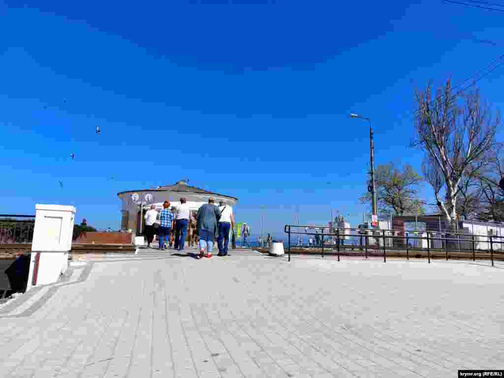 Городская набережная в Феодосии расположена в непосредственной близости от морского порта, но вышедших на прогулку горожан, похоже, такая близость не беспокоит  