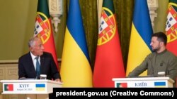 Президент України Володимир Зеленський і президент Португалії Марселу Ребелу де Соза (ліворуч). Київ, 24 серпня 2023 року