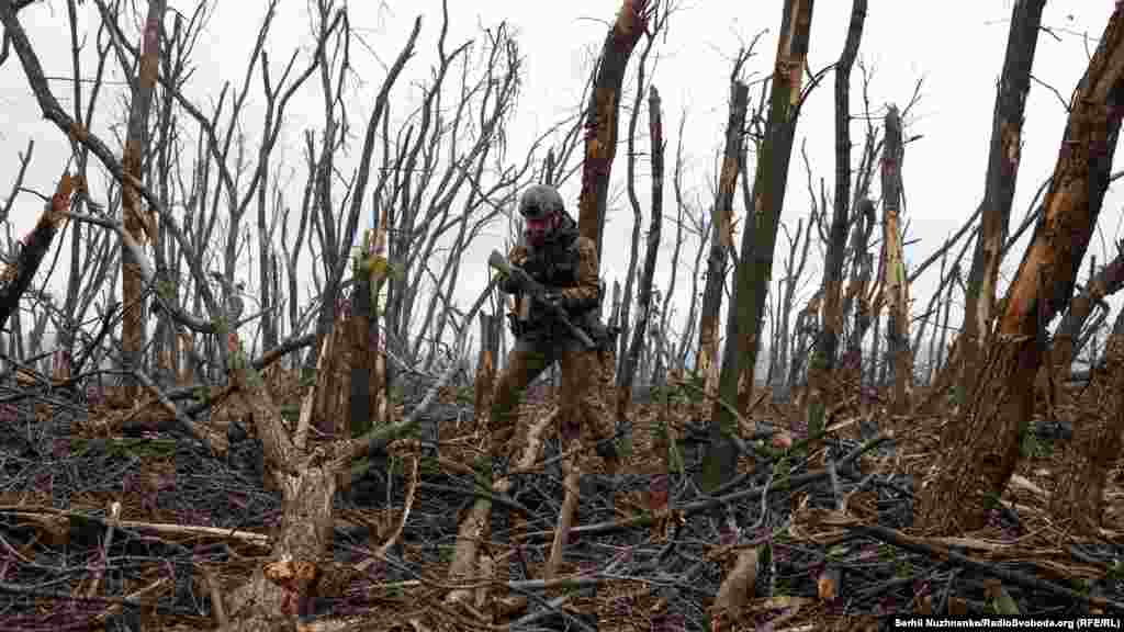 Военный 10-й отдельной горно-штурмовой бригады ВСУ «Эдельвейс» на занятых во время штурма позициях Вооруженных Сил РФ