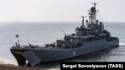 Большой десантный корабль "Новочеркасск" во время учений. Аннексированный Крым. 9 сентября 2016 года