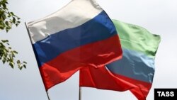 Флаги России и Дагестана. Иллюстративная фотография