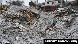 Велика вирва та руйнування цивільних будинків після російської атаки на Харківщині. Фото ілюстративне