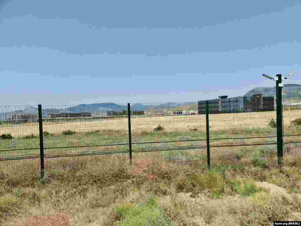 Вид на территорию АРТ-кластера «Таврида» со стороны пляжа «Меганом». Крымчане протестовали против этого реализации проекта, однако российские власти проигнорировали мнение местных жителей и экологов. 