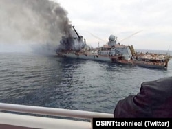 Российский крейсер «Москва» после попадания в него украинских ракет «Нептун» в Черном море 13 апреля 2022 года