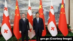 ირაკლი ღარიბაშვილი (მარცხნივ) და სი ძინპინი. 2023 წლის 28 ივლისი