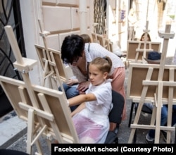 Оксана Гнатишин під час заняття в Маріупольській художній школі