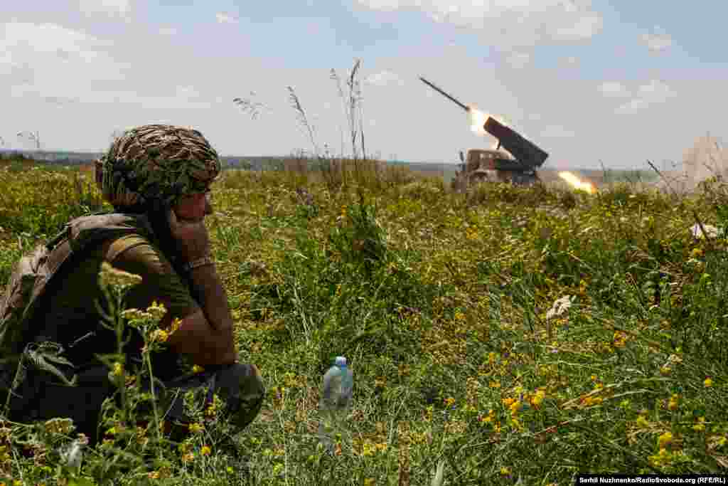 «Раніше працював водієм, а зараз на БМ-21 знайшов схожу роботу», – посміхаючись говорить Григорій. Йому 50 років, він з Черкащини. «А після перемоги дітям буду допомагати, у мене два сини, один воював, після поранення, зараз обмежено придатний», – розповідає Григорій. Запорізький напрямок, червень 2023 року