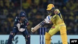 د چېنای سوپر کېنګز لوبغاړی د ګجرات ټایټنز د بالر توپ وهلو پر مهال - د مې ۲۳مې انځور.